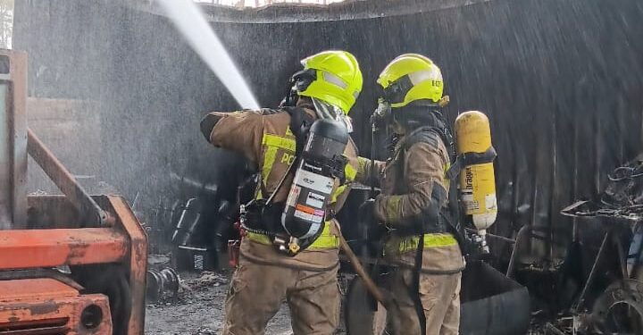 Amplio dispositivo de emergencias para sofocar un incendio en una nave en Ponteareas