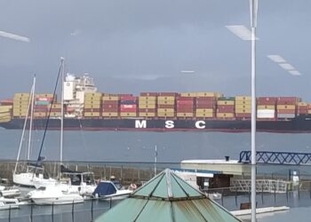 Borrasca «Martinho»: remolcado al Puerto de Vigo un portacontenedores tras peligrar la carga
