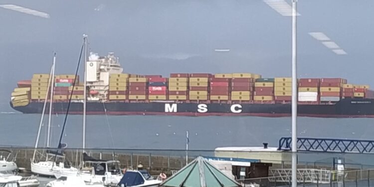 Borrasca «Martinho»: remolcado al Puerto de Vigo un portacontenedores tras peligrar la carga