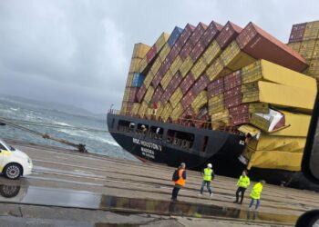 Queda al descubierto en Guixar una parte de la carga en peligro del MSC Houston