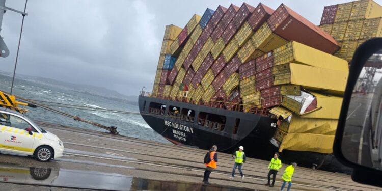 Queda al descubierto en Guixar una parte de la carga en peligro del MSC Houston