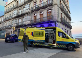 Una mujer fallece tras desplomarse en plena calle Elduayen