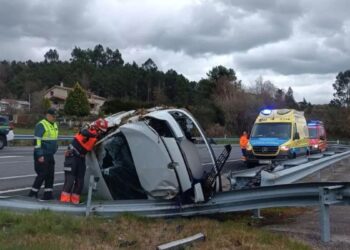 Herido tras un aparatoso accidente, volcando su coche contra la mediana en la A-52