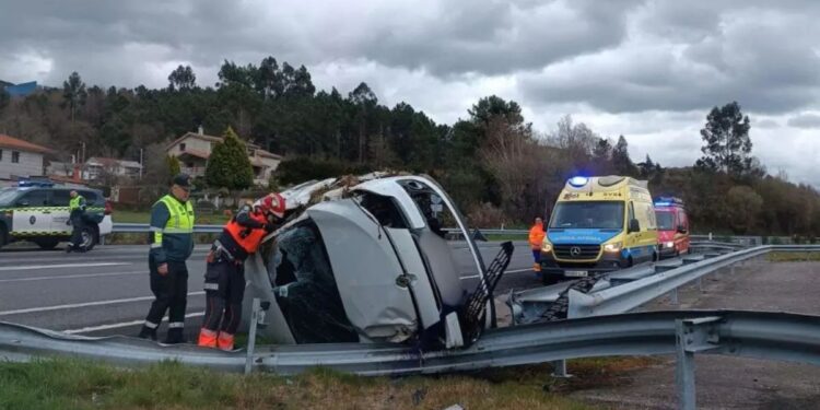 Herido tras un aparatoso accidente, volcando su coche contra la mediana en la A-52