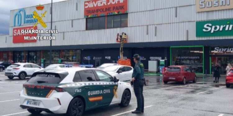 Investigan a tres mujeres como presuntas autoras de dos hurtos en un centro comercial de Nigrán