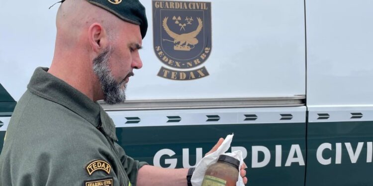Destruyen un ácido potencialmente explosivo que se utilizaba en una farmacia de Vigo