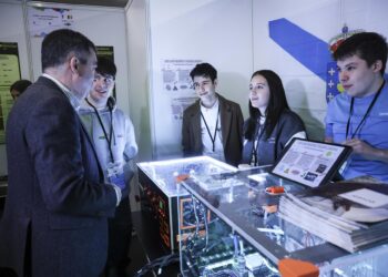 Cinco estudiantes de Vigo presentan en Bruselas un proyecto de innovación científica con un motor de hidrógeno