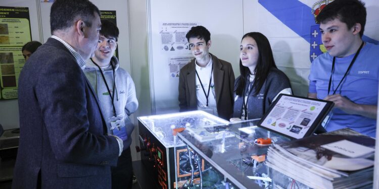 Cinco estudiantes de Vigo presentan en Bruselas un proyecto de innovación científica con un motor de hidrógeno