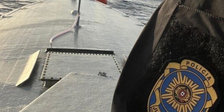 Un gallego entre los detenidos en un narcosubmarino en las Azores con 7 toneladas de cocaína