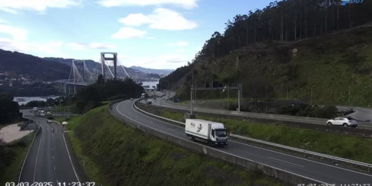 Dos personas heridas tras una colisión en la AP-9 a su paso por Vilaboa