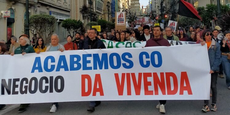 Multitudinaria manifestación en Vigo polo dereito á vivenda