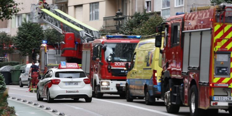 Despliegue de bomberos en Vigo para auxiliar a una mujer de avanzada edad