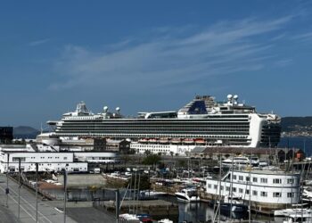 El Ventura atraca en Vigo con 4.500 turistas rumbo a Lisboa