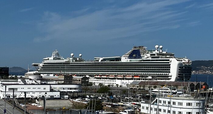El Ventura atraca en Vigo con 4.500 turistas rumbo a Lisboa