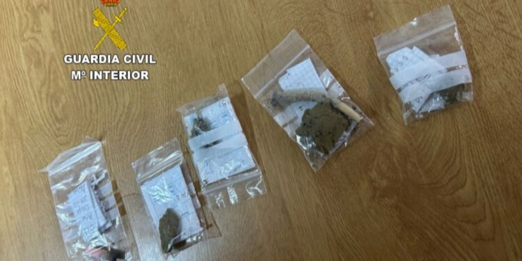 Cazados dos menores, uno apostando y otro con drogas, en bares de Cangas