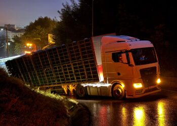 Un camión se queda atrapado en una cuneta de la A-55 cuando se dirigía a Vigo