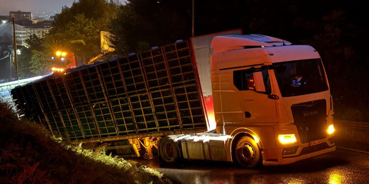 Un camión se queda atrapado en una cuneta de la A-55 cuando se dirigía a Vigo