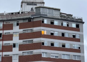 Rescatan a varios vecinos de un edificio en llamas en Vigo
