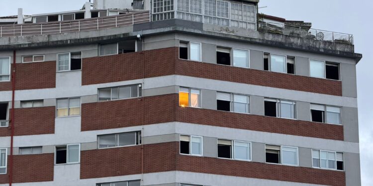 Rescatan a varios vecinos de un edificio en llamas en Vigo