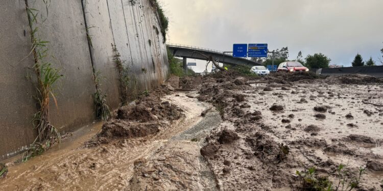 Más complicaciones para circular por la A-55: un derrumbe cierra un carril