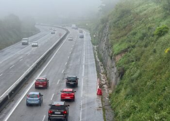 Reabierto el carril de la A-55 cerrado por el derrumbe de un talud en Puxeiros