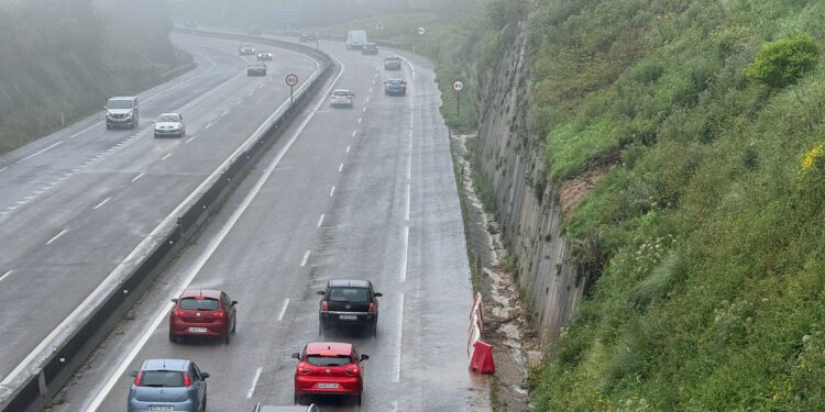 Reabierto el carril de la A-55 cerrado por el derrumbe de un talud en Puxeiros