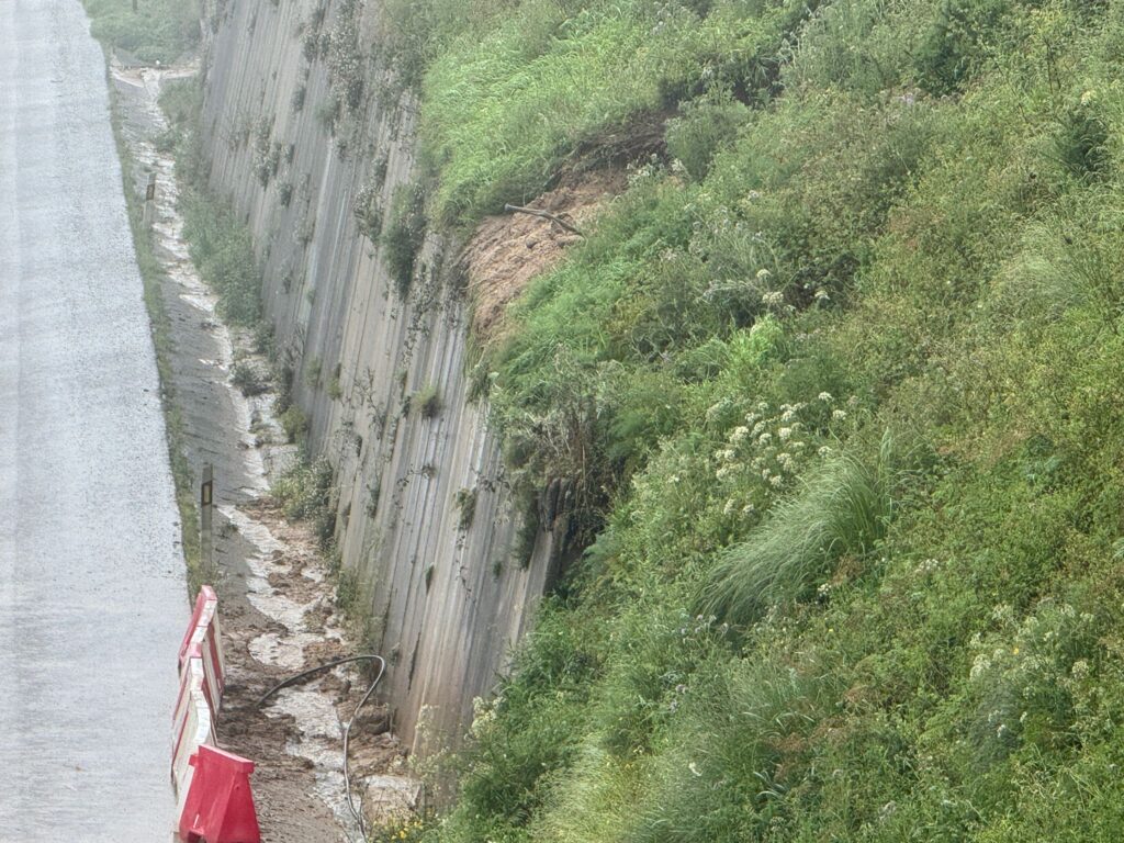 Reabierto el carril de la A-55 cerrado por el derrumbe de un talud en Puxeiros