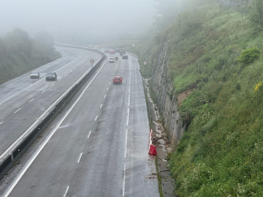 Reabierto el carril de la A-55 cerrado por el derrumbe de un talud en Puxeiros