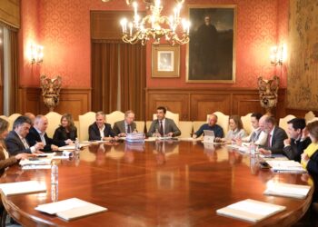 La Diputación aprueba 2,6 millones de euros en inversiones en nueve municipios, turismo y deportes