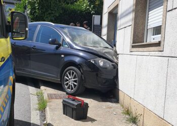 Tarde accidentada en Vigo: un coche se empotra contra una casa y otro golpea un banco en un parque
