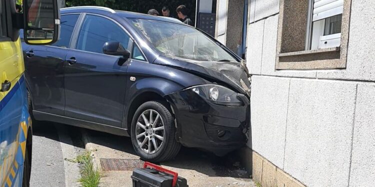 Tarde accidentada en Vigo: un coche se empotra contra una casa y otro golpea un banco en un parque