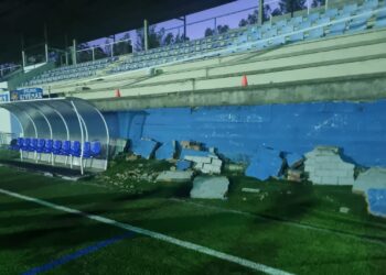 Susto en Gondomar al caer un muro de la grada de As Gaiandas durante un partido