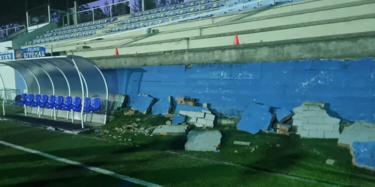 Susto en Gondomar al caer un muro de la grada de As Gaiandas durante un partido