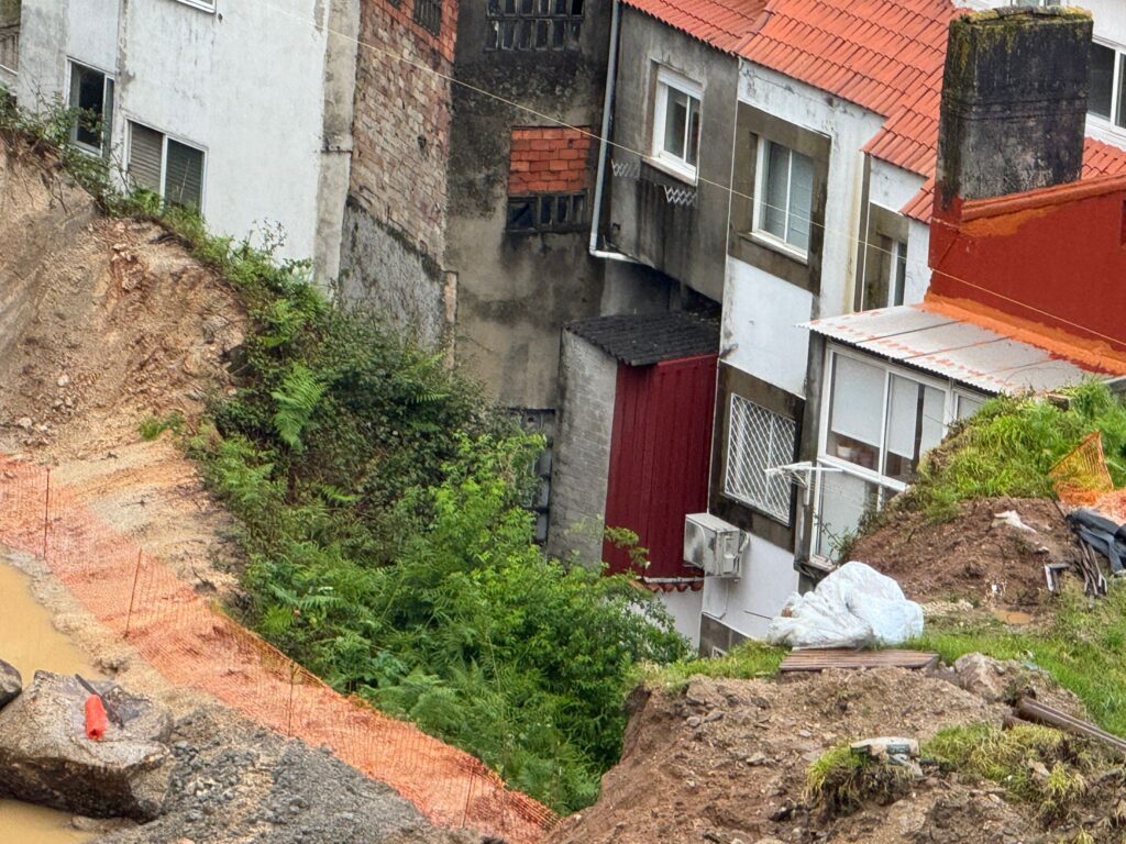 Vecinos del Berbés alertan de desprendimientos en el Barrio do Cura: "Nos pusieron una escollera"