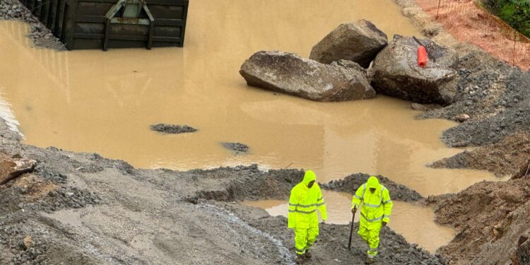 Vecinos del Berbés alertan de desprendimientos en el Barrio do Cura: «Nos pusieron una escollera»