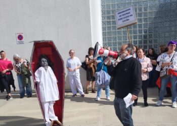 El personal de cocina de los hospitales de Vigo sale a la calle contra el «deterioro criminal» del servicio