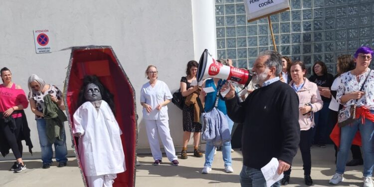 El personal de cocina de los hospitales de Vigo sale a la calle contra el «deterioro criminal» del servicio