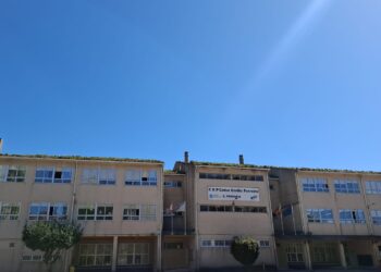 Una red de protección: solución «provisional» para evitar la caída de cascotes en un colegio de Vigo