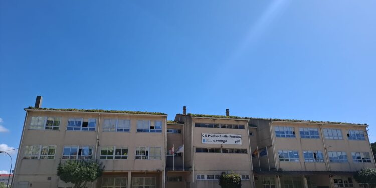Una red de protección: solución «provisional» para evitar la caída de cascotes en un colegio de Vigo
