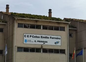 Alerta por la caída de cascotes en un colegio de Vigo, obligando los Bomberos a precintar sus accesos
