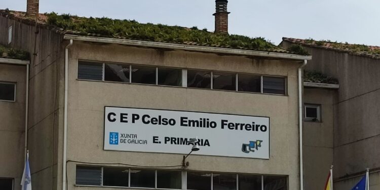 Alerta por la caída de cascotes en un colegio de Vigo, obligando los Bomberos a precintar sus accesos