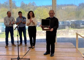 Oia brinda unha cálida homenaxe a don Antonio, que se retira tras 60 anos como párroco