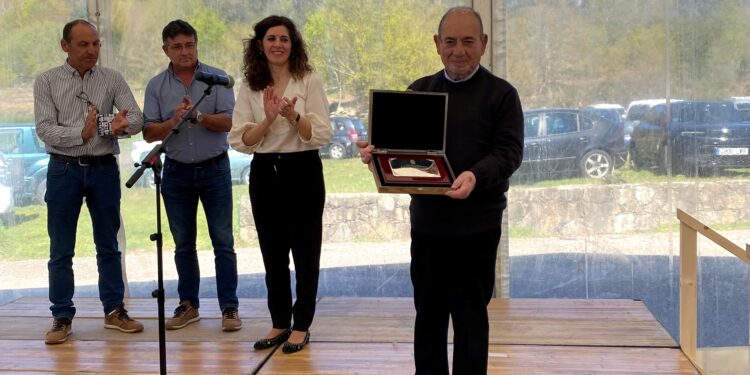 Oia brinda unha cálida homenaxe a don Antonio, que se retira tras 60 anos como párroco