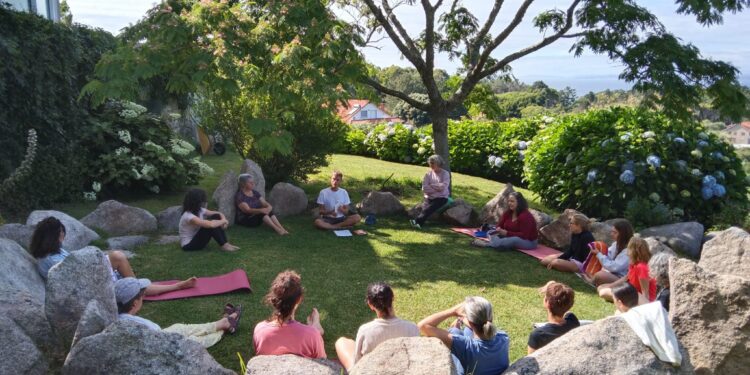 Yoga al aire libre: la Senda del Río Louro acogerá un taller dedicado a familias