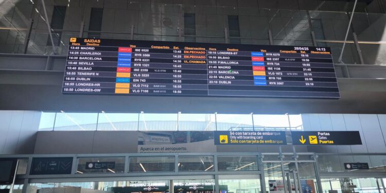 Un grupo de niños de un colegio vigués, en Lavacolla para volar a Dublín: “Ninguno se dio de baja”