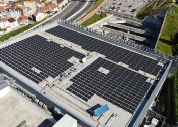 Vialia Vigo se suma a la eficiencia energética: 650 paneles solares con los que ya han plantado 23 árboles