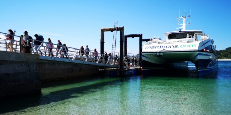 Las previsiones de mal tiempo en Semana Santa no asustan a los turistas para visitar las islas Cíes