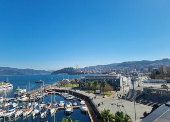 Arde un barco con bandera inglesa en el puerto deportivo del Náutico