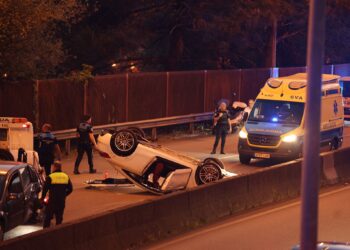 Un aparatoso accidente múltiple con varios heridos y un coche volcado corta la circunvalación de Vigo