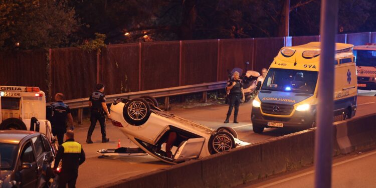 Un aparatoso accidente múltiple con varios heridos y un coche volcado corta la circunvalación de Vigo